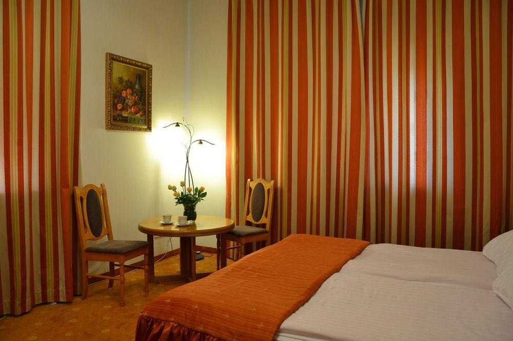 Bed and Breakfast Karat Варшава Экстерьер фото